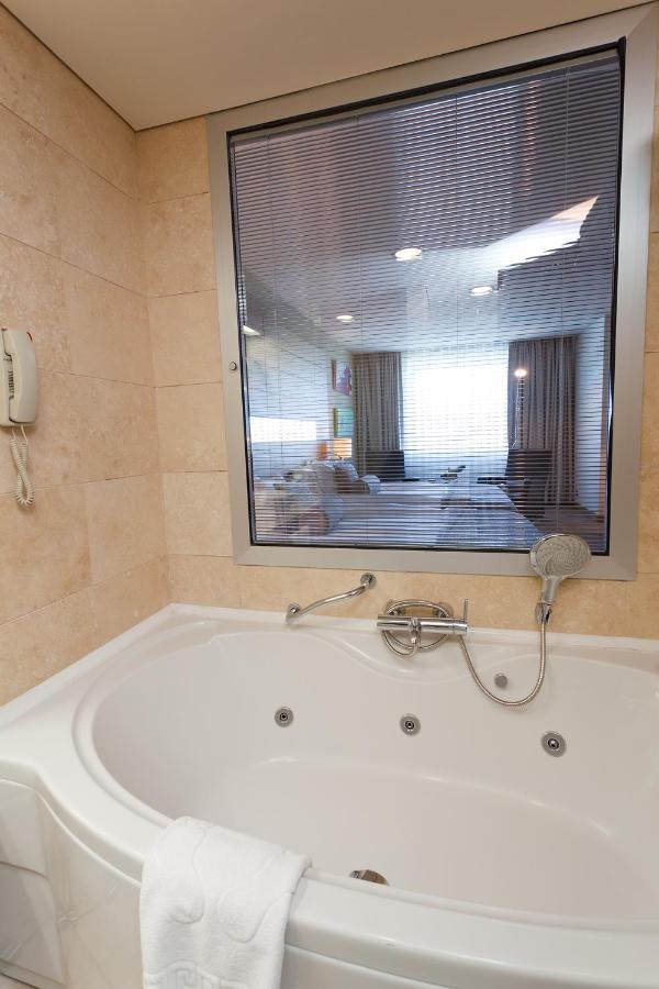 Cpankara Hotel Exteriör bild A bathtub with a shower